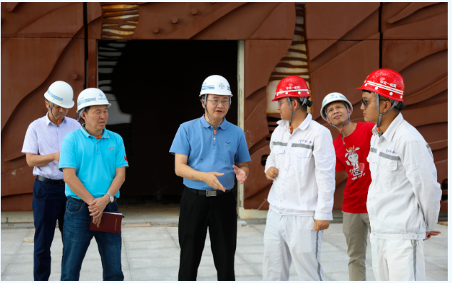歡迎三沙市市委常委，市長(zhǎng)鄧忠蒞臨我司承接的三沙廣場(chǎng)項(xiàng)目，三沙文體館項(xiàng)目現(xiàn)場(chǎng)調(diào)研并指導(dǎo)